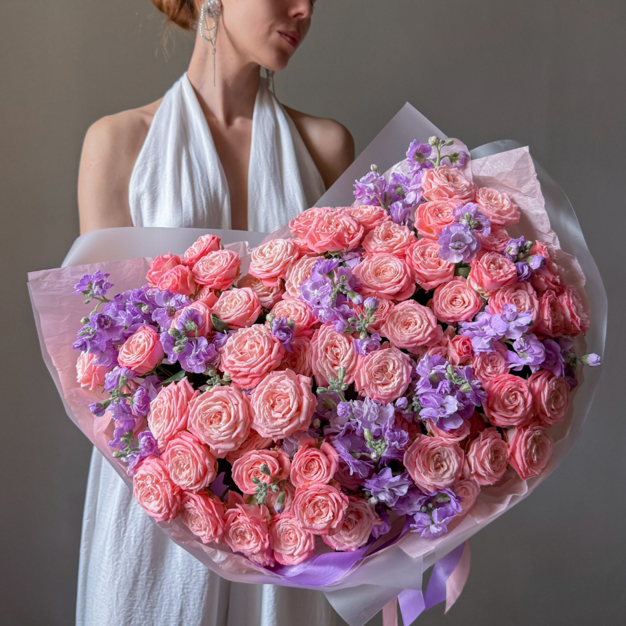 garden rose heart spray Coral-pink spray roses & Lavender Stock